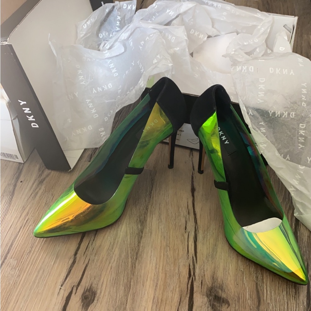 Brand new DKNY  pump